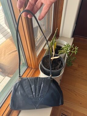 Vintage Canadian made Mimo Sacs Navy blue Leather Shoulder Bag